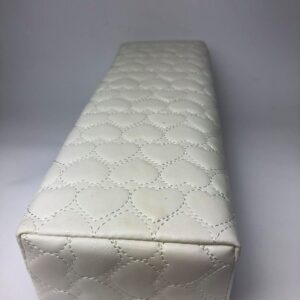 MŰBŐR KÉZTÁMASZ FEHÉR SZÍV MINTA